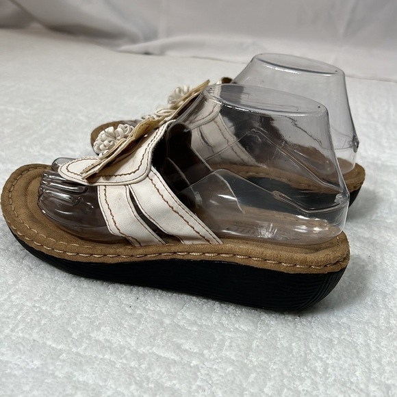 Cliffs carnation cushion white thong leather sandals with floral detail 7.5 - Picture 4 of 10